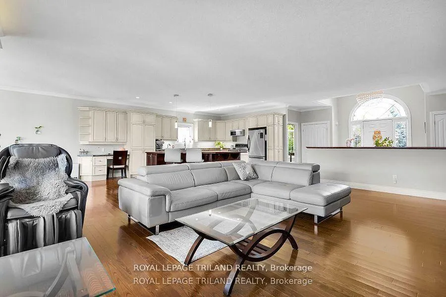Photo 8 of 7119 Clayton Walk, London, South V — HOMEH