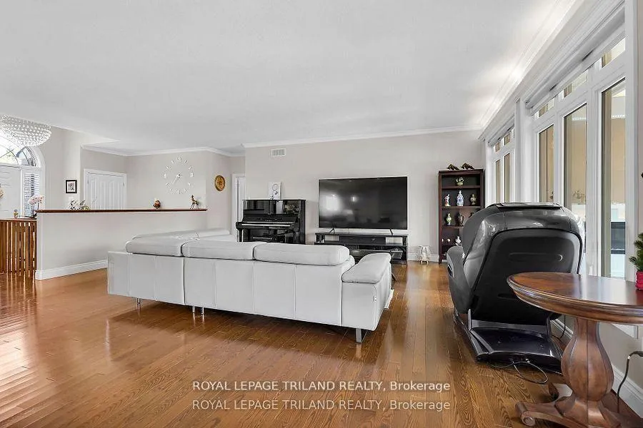 Photo 9 of 7119 Clayton Walk, London, South V — HOMEH