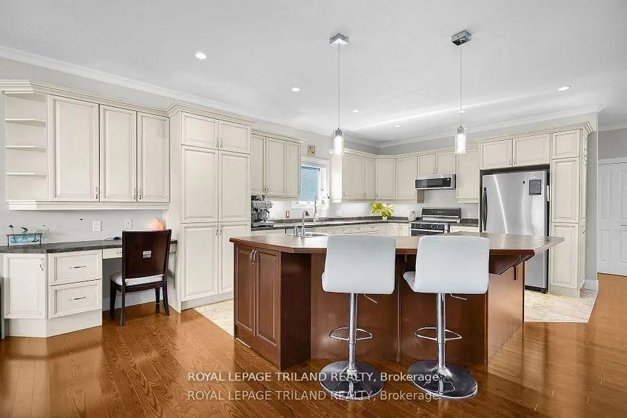 Photo 10 of 7119 Clayton Walk, London, South V — HOMEH