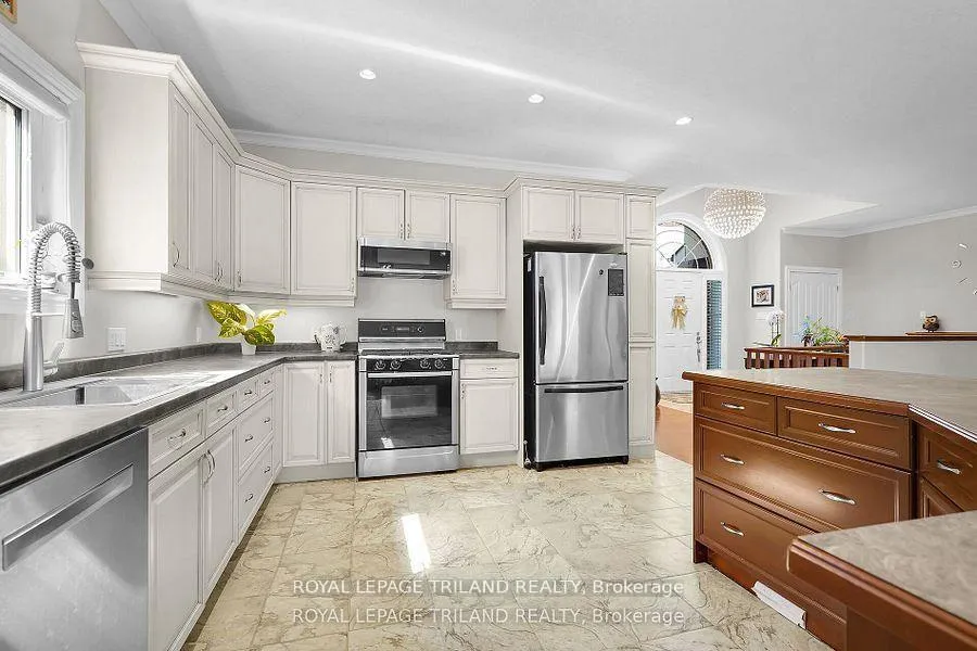 Photo 11 of 7119 Clayton Walk, London, South V — HOMEH