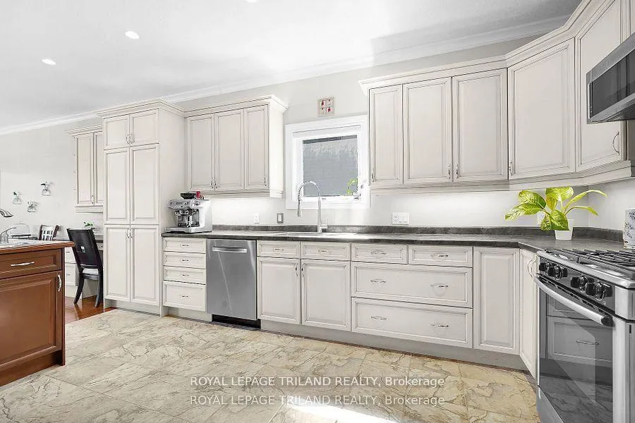 Photo 12 of 7119 Clayton Walk, London, South V — HOMEH