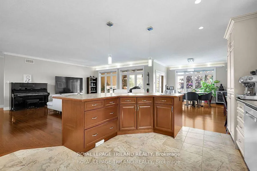Photo 13 of 7119 Clayton Walk, London, South V — HOMEH