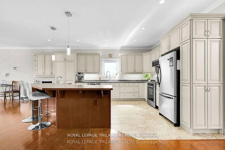 Photo 14 of 7119 Clayton Walk, London, South V — HOMEH