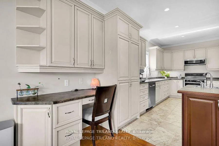 Photo 15 of 7119 Clayton Walk, London, South V — HOMEH