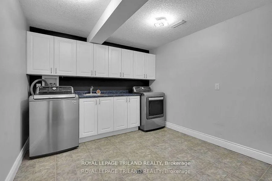 Photo 38 of 7119 Clayton Walk, London, South V — HOMEH