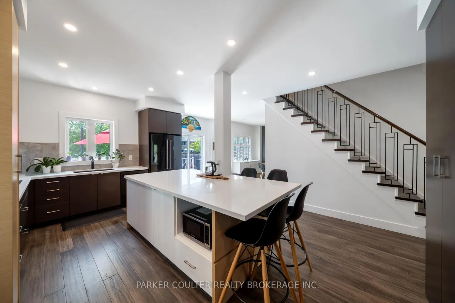 Photo 10 of 9 Surrey Drive, Barrie, Little Lake — HOMEH