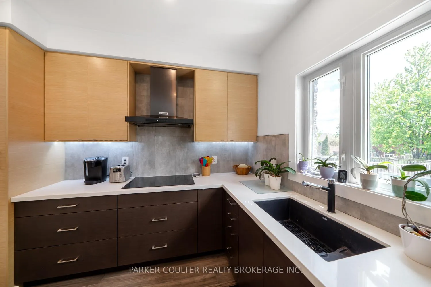 Photo 12 of 9 Surrey Drive, Barrie, Little Lake — HOMEH