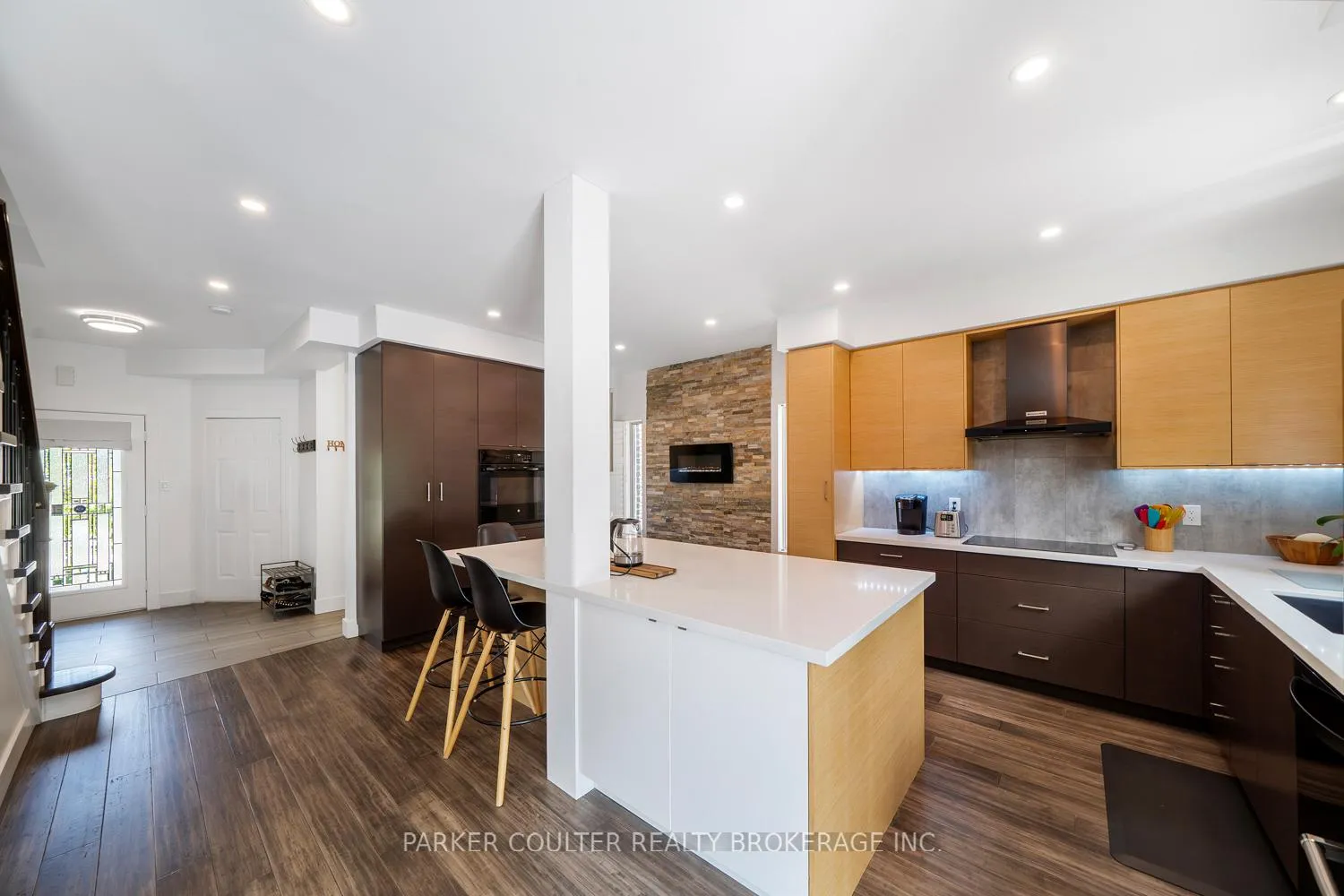 Photo 13 of 9 Surrey Drive, Barrie, Little Lake — HOMEH