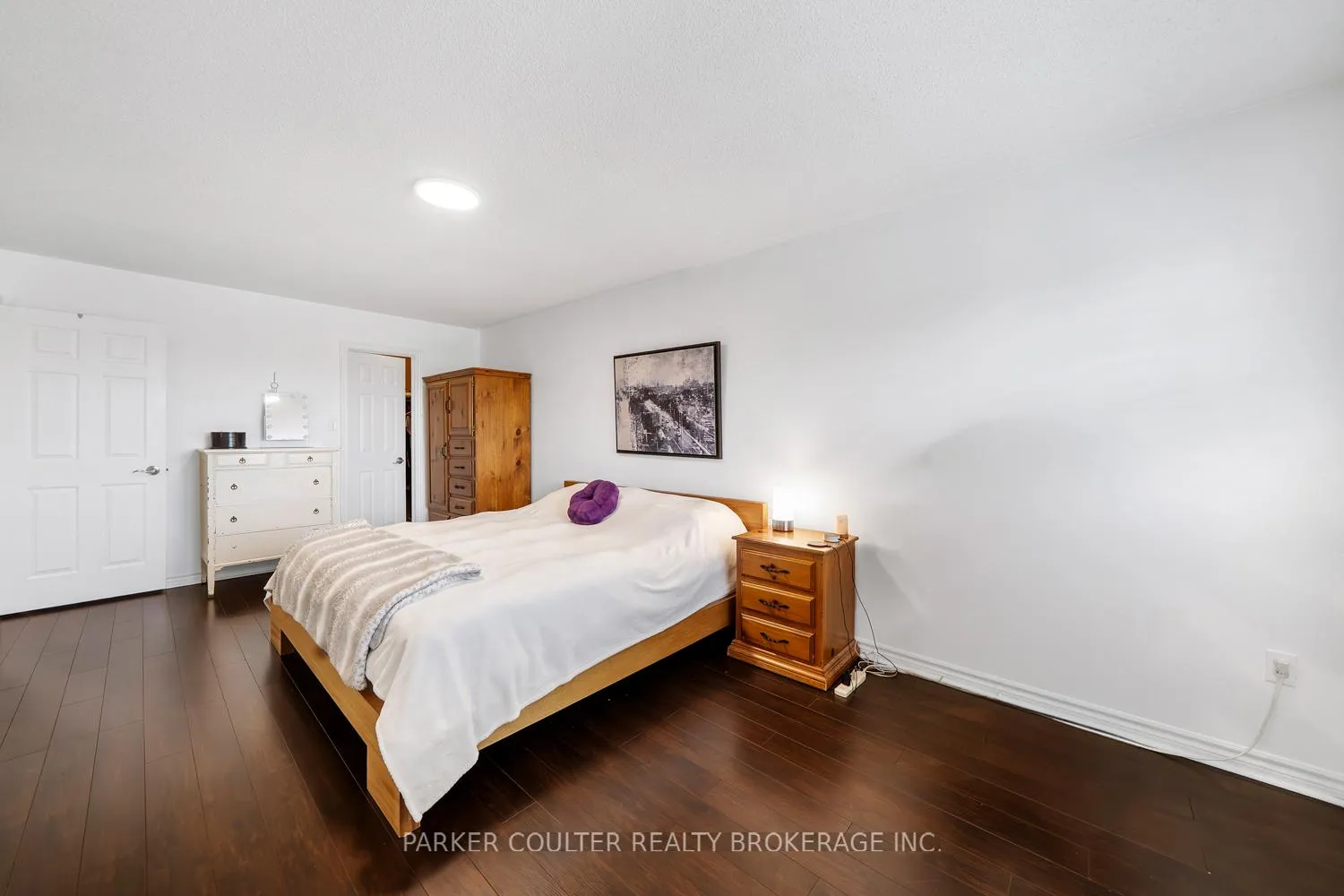 Photo 16 of 9 Surrey Drive, Barrie, Little Lake — HOMEH