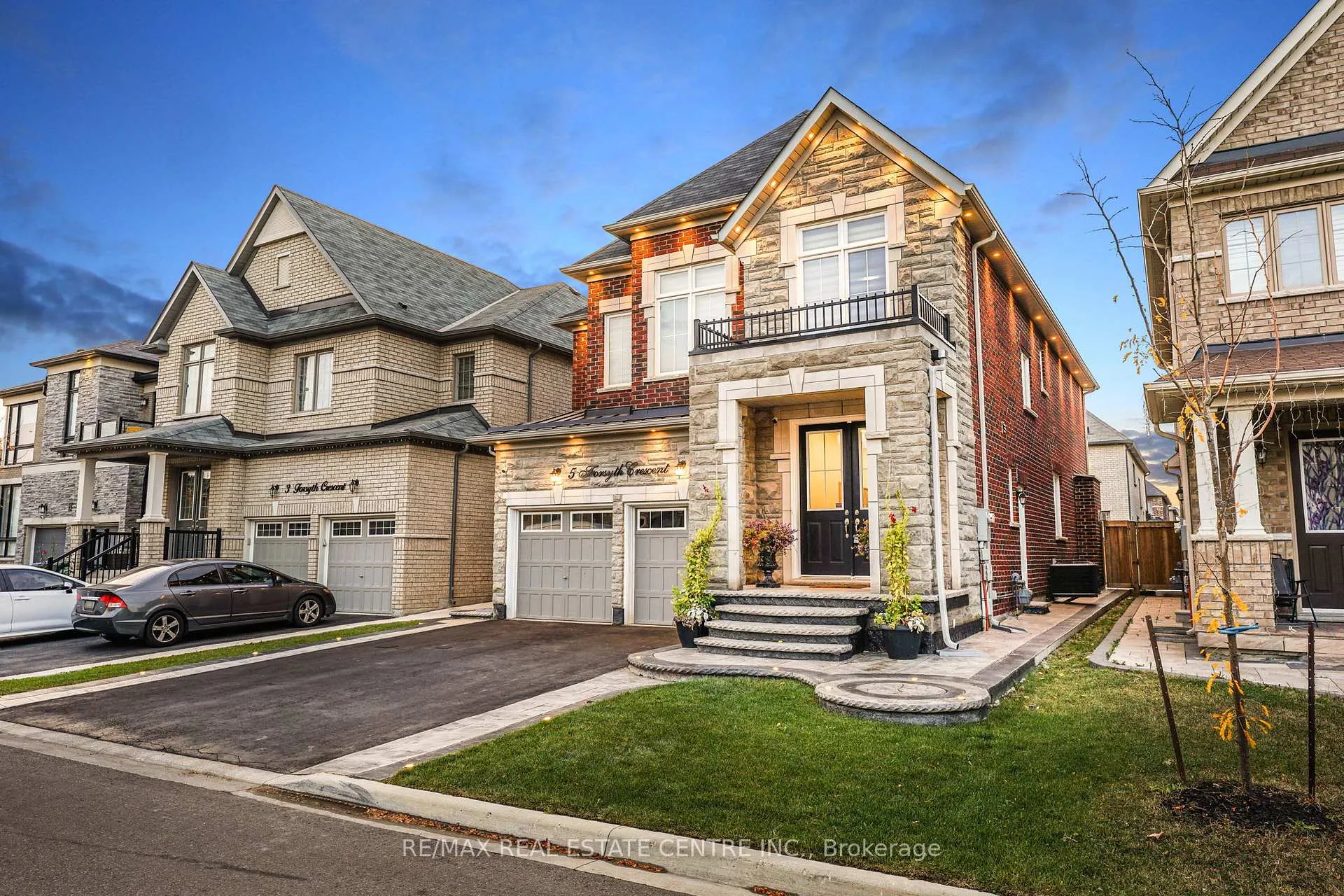 Photo 2 of 5 Forsyth Crescent E, Brampton, Credit Valley — HOMEH