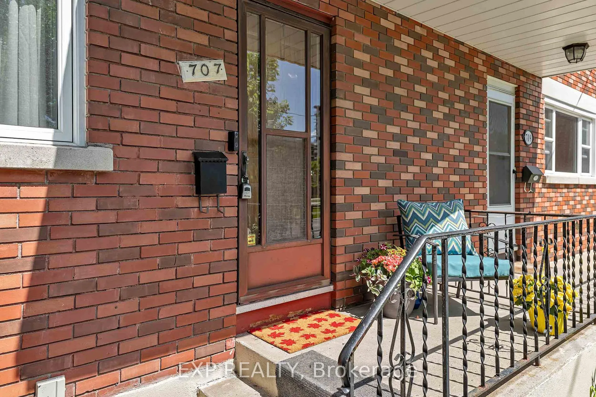 Photo 2 of 707 Roosevelt Avenue, Ottawa, Laurentianview — HOMEH