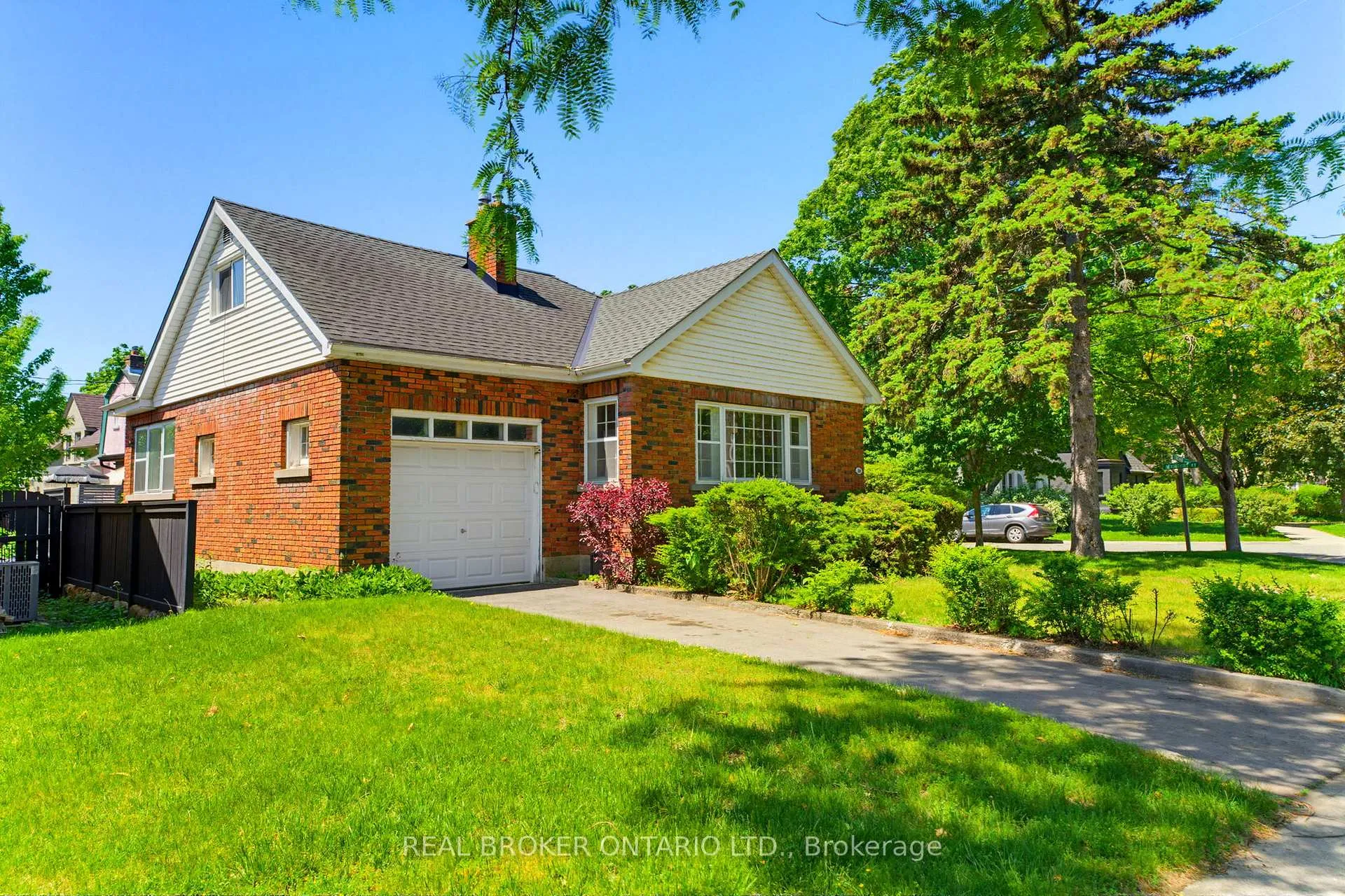 Photo 2 of 30 Lincoln Avenue, Brantford — HOMEH