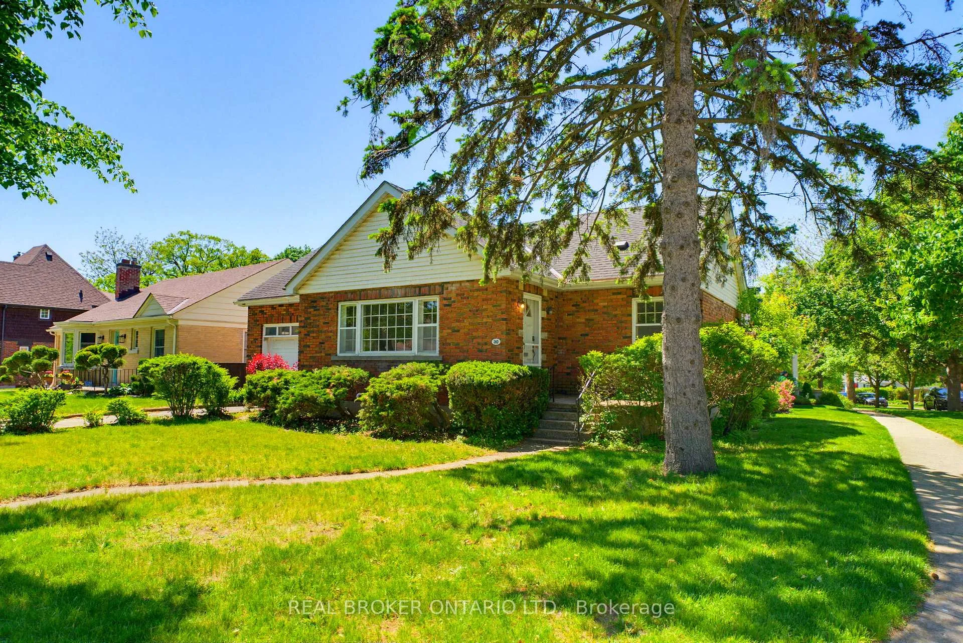 Photo 3 of 30 Lincoln Avenue, Brantford — HOMEH