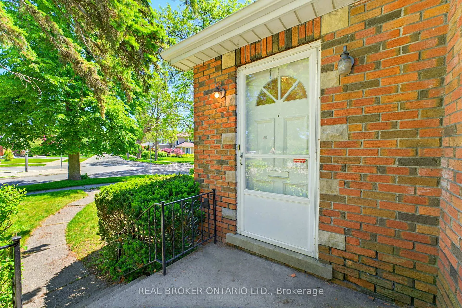 Photo 4 of 30 Lincoln Avenue, Brantford — HOMEH
