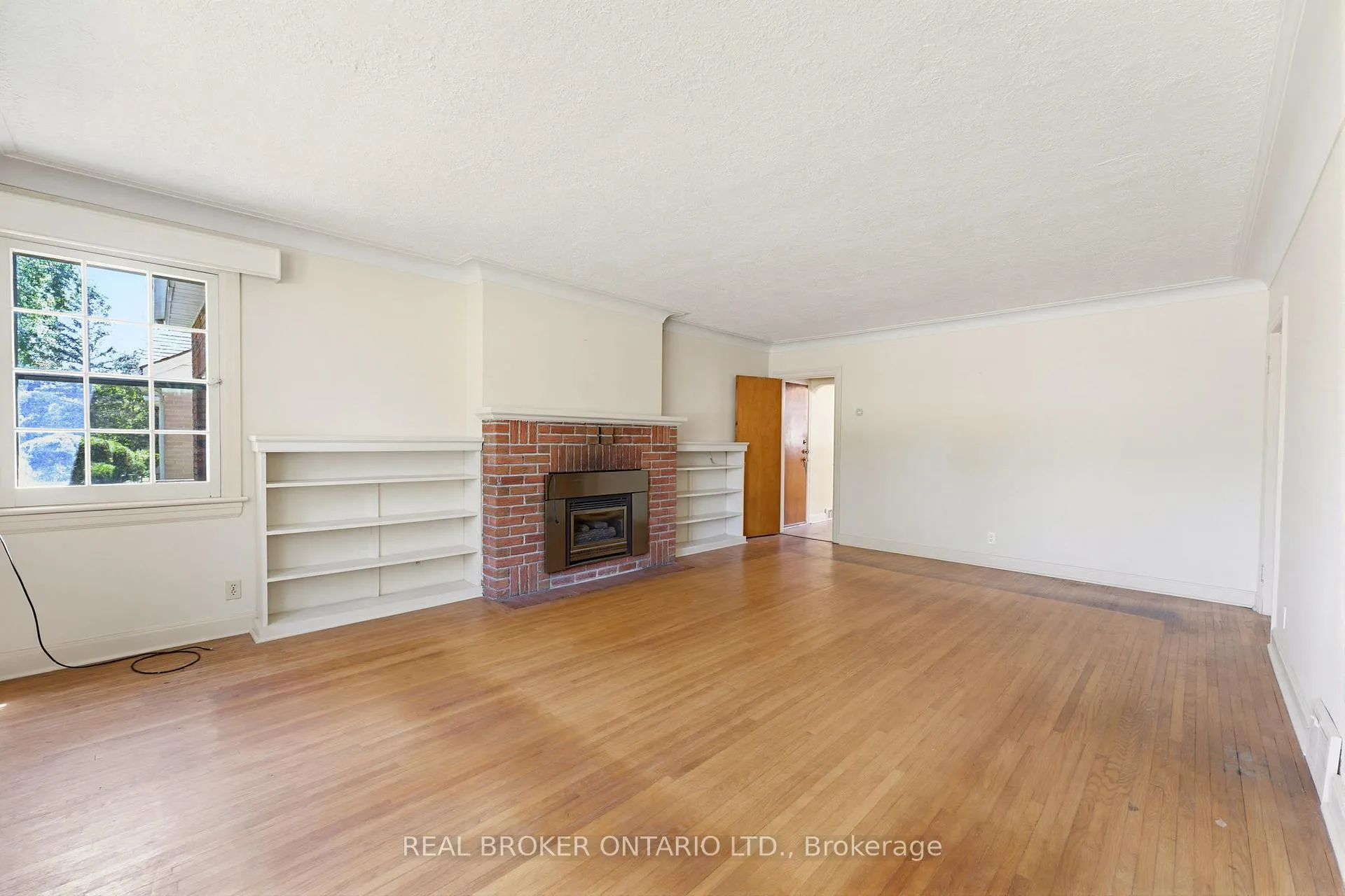 Photo 6 of 30 Lincoln Avenue, Brantford — HOMEH