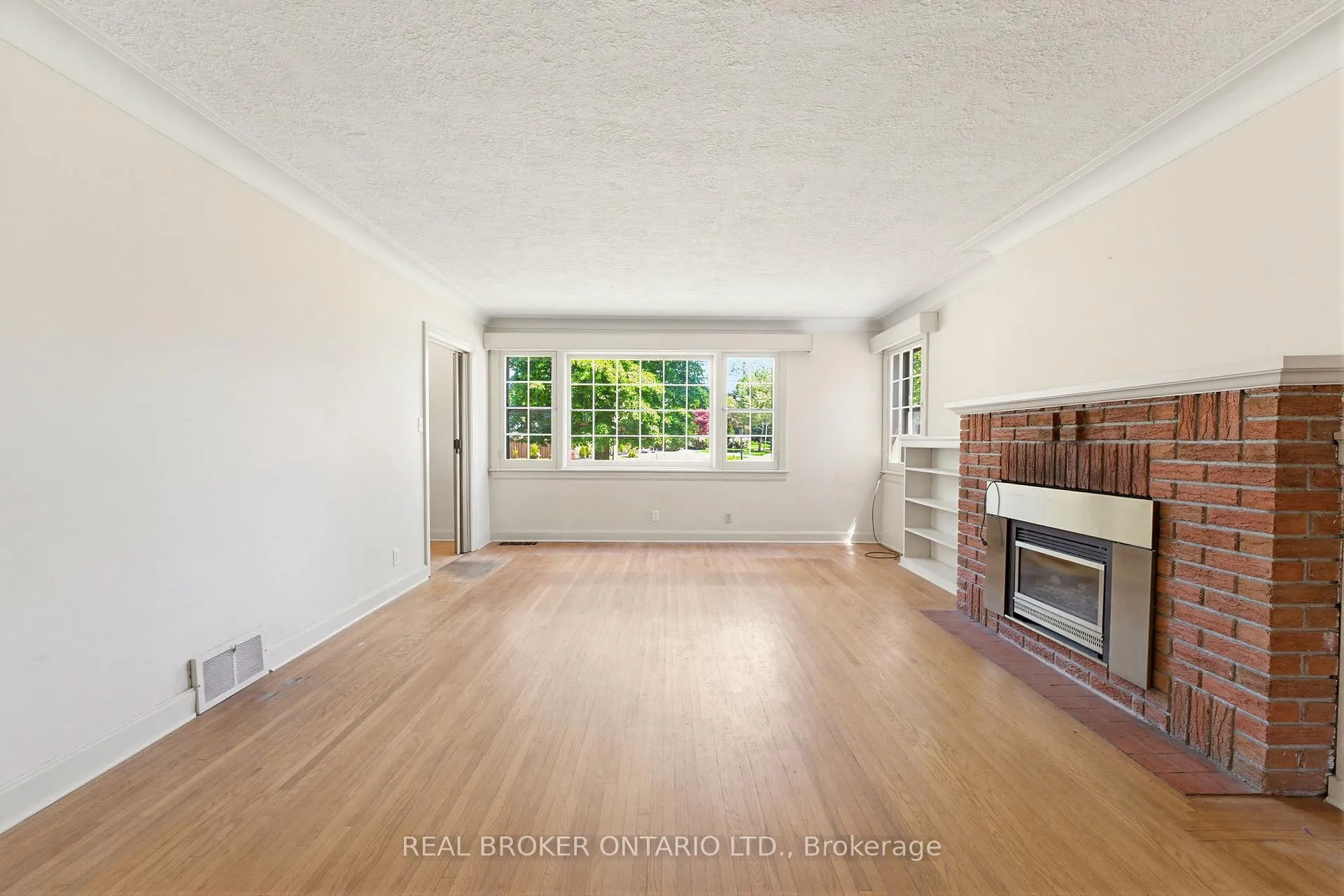 Photo 7 of 30 Lincoln Avenue, Brantford — HOMEH