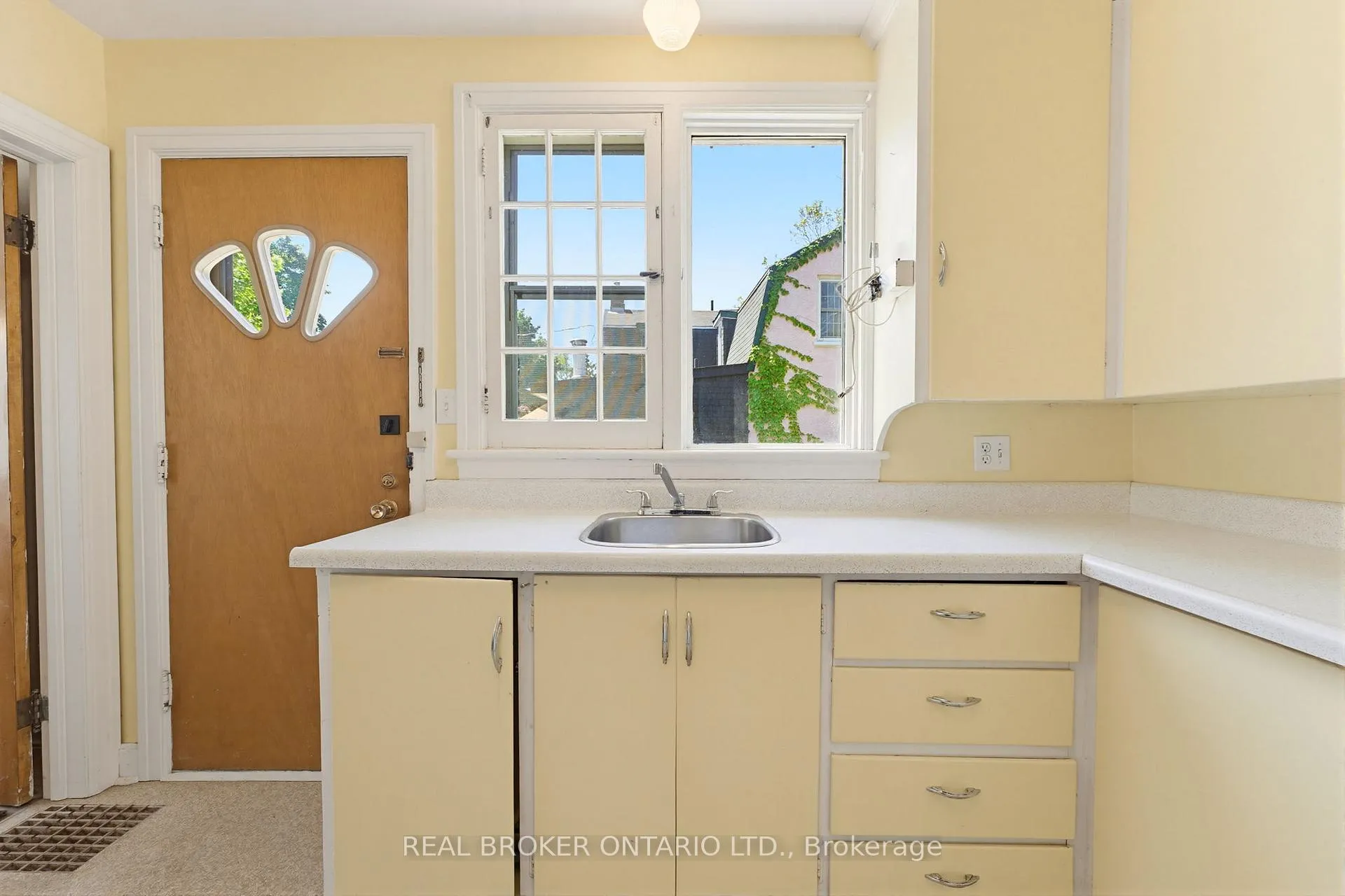 Photo 8 of 30 Lincoln Avenue, Brantford — HOMEH