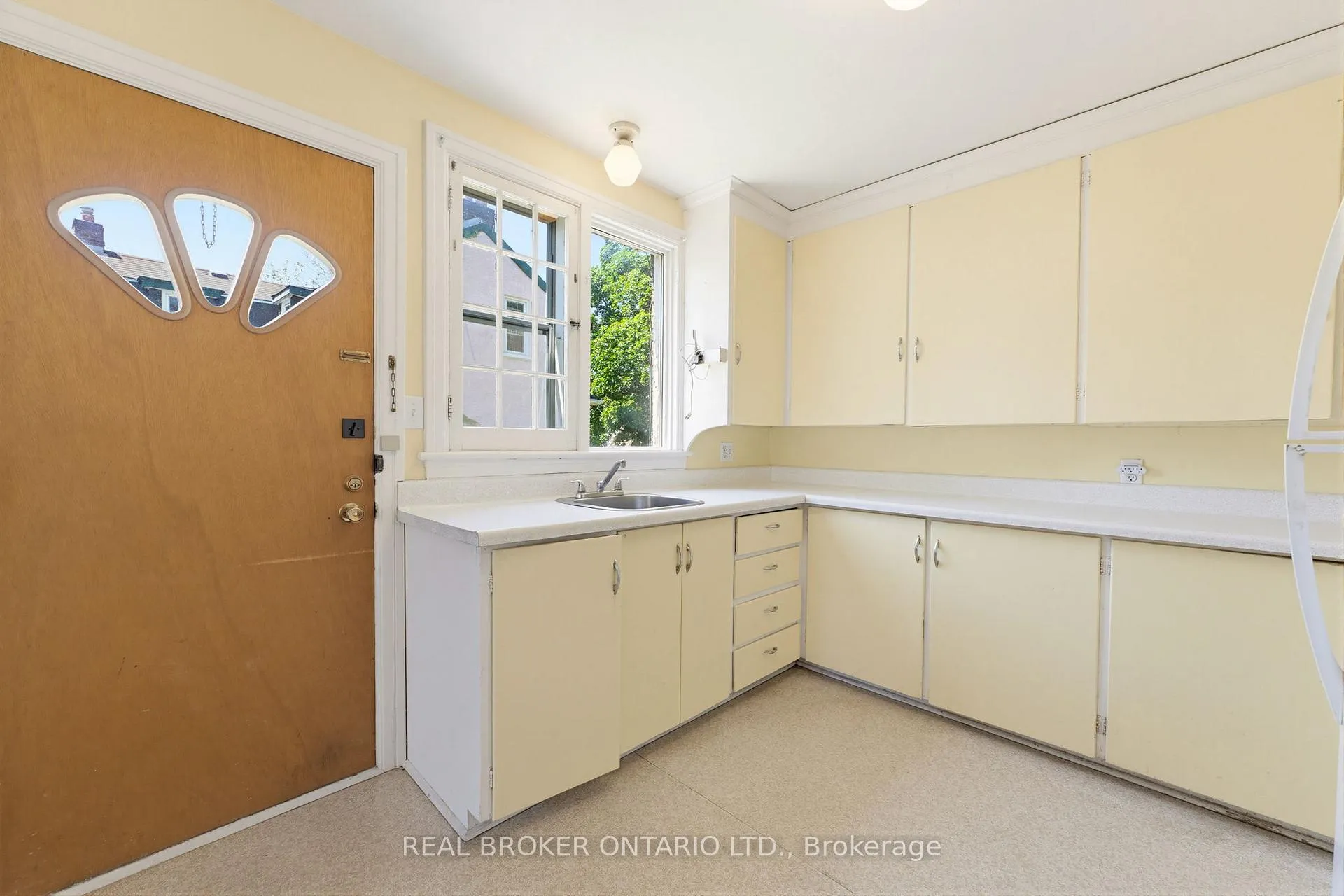 Photo 10 of 30 Lincoln Avenue, Brantford — HOMEH