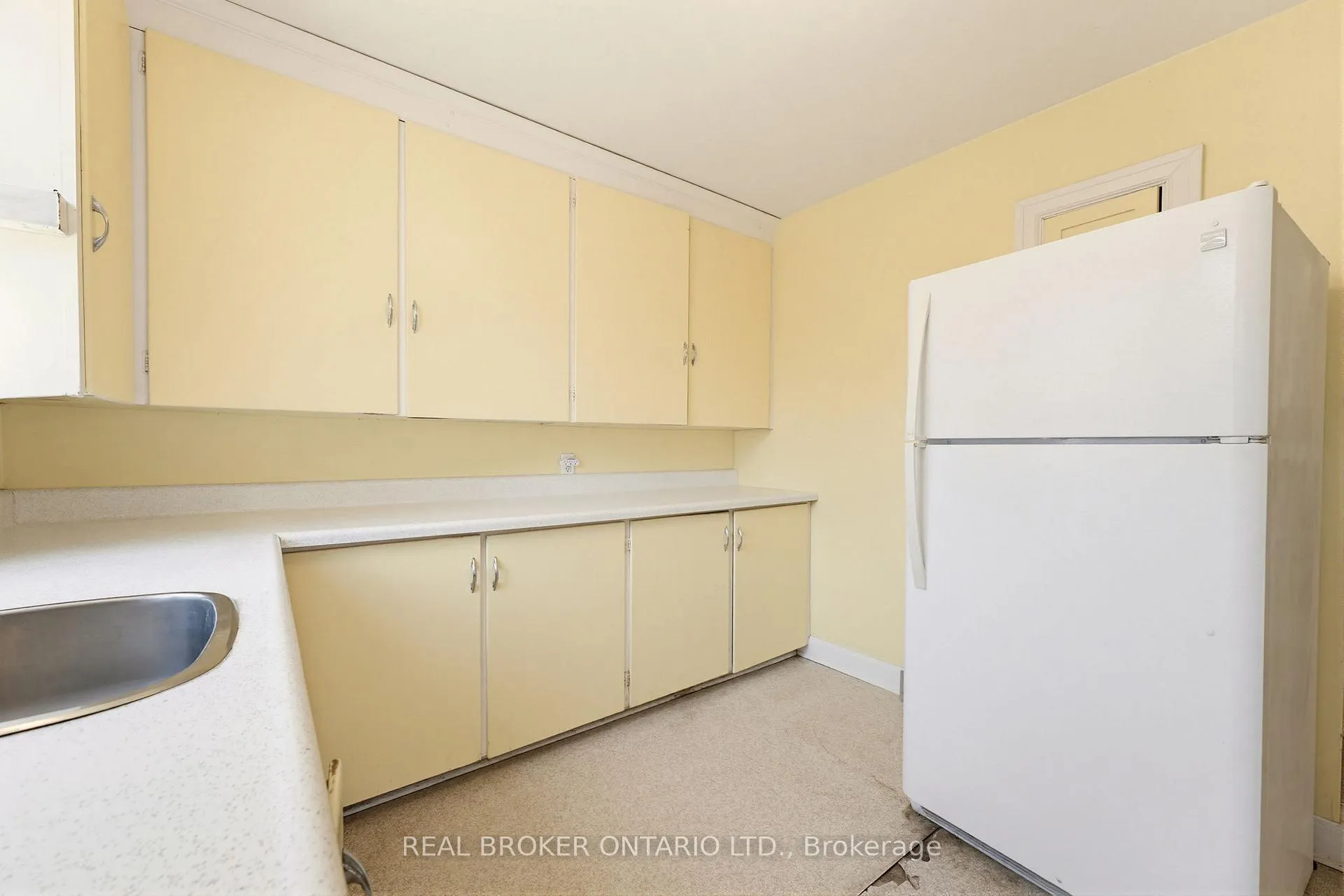 Photo 11 of 30 Lincoln Avenue, Brantford — HOMEH
