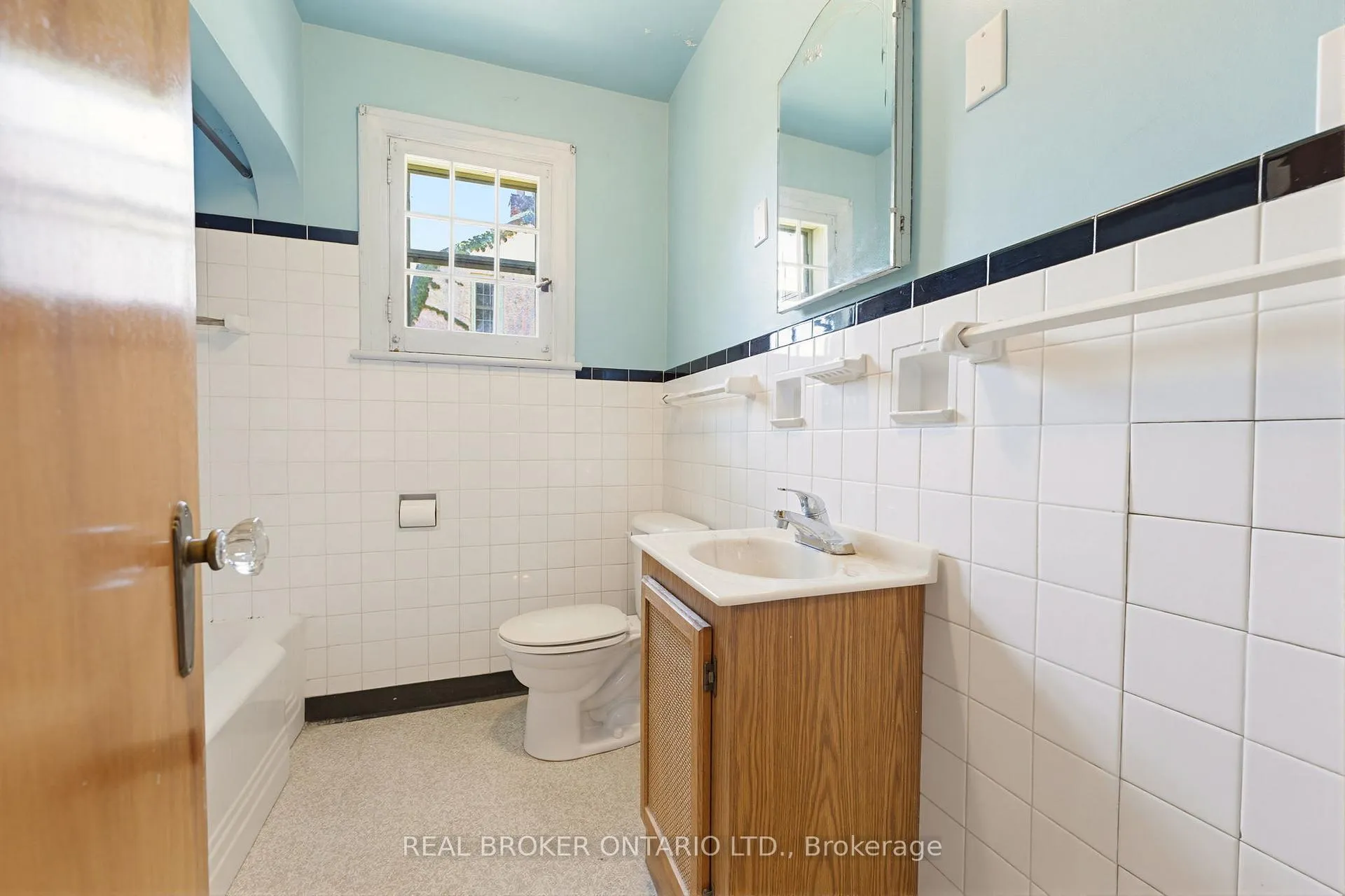 Photo 15 of 30 Lincoln Avenue, Brantford — HOMEH