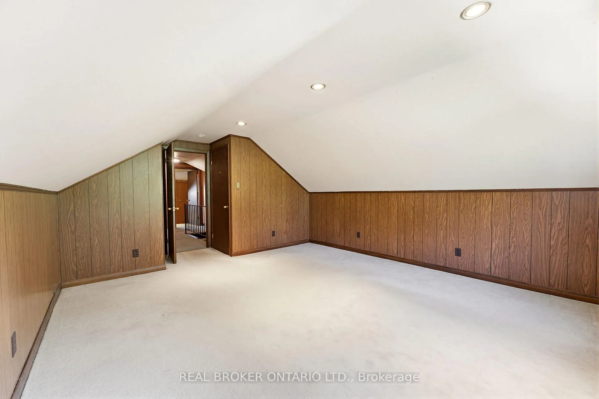 Photo 17 of 30 Lincoln Avenue, Brantford — HOMEH