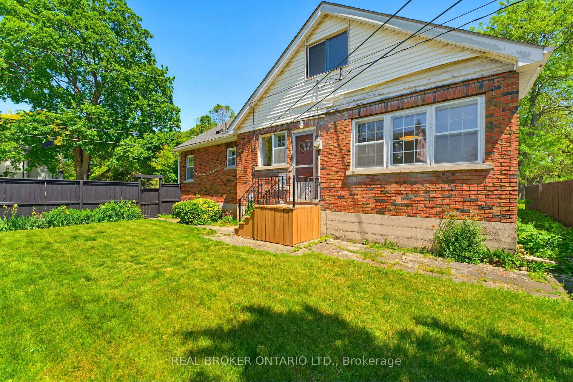Photo 25 of 30 Lincoln Avenue, Brantford — HOMEH
