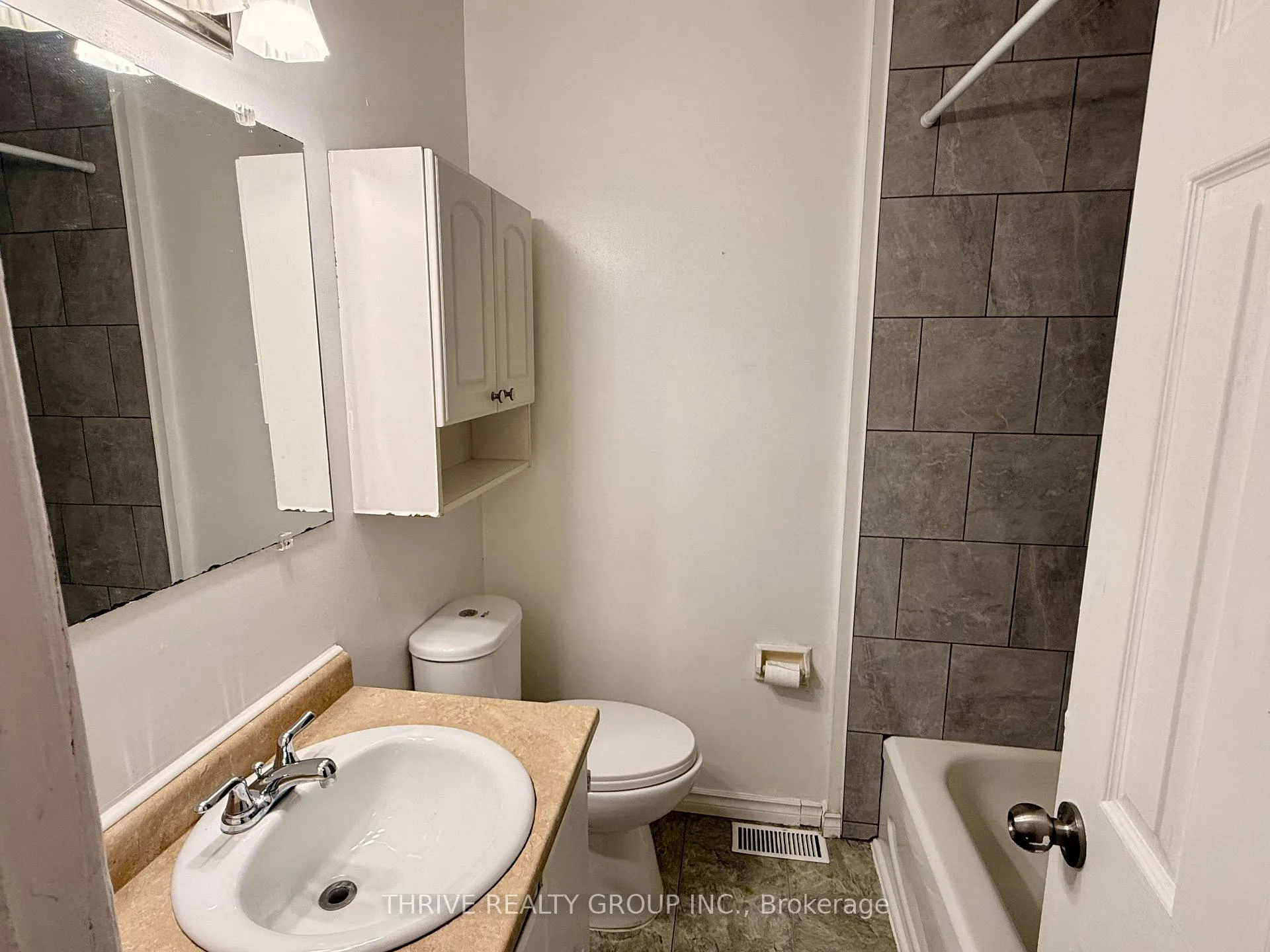 Photo 5 of 63 Toulon Crescent, London, East I — HOMEH
