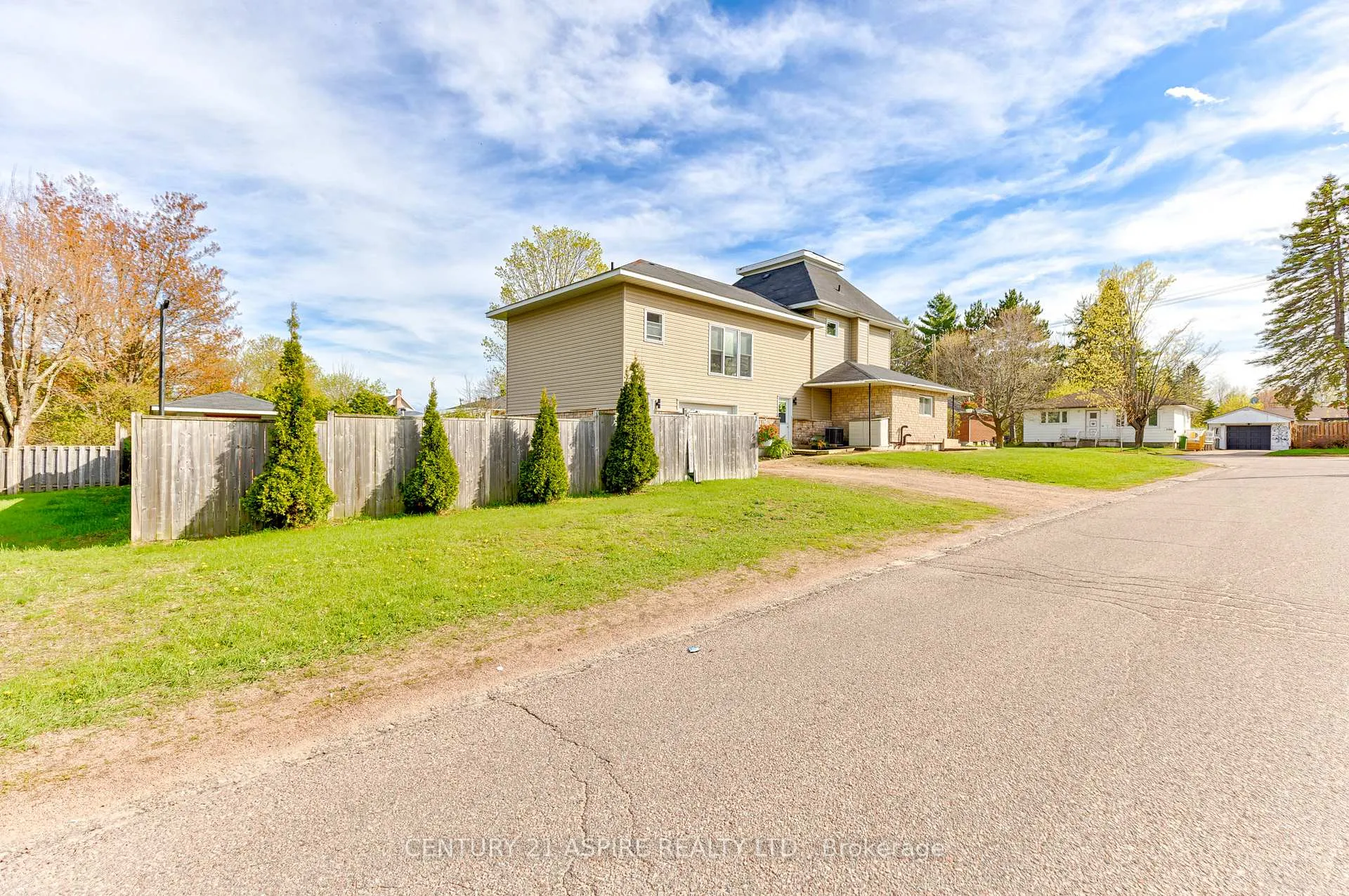 Photo 2 of 509 Roy Street E, Laurentian Valley — HOMEH