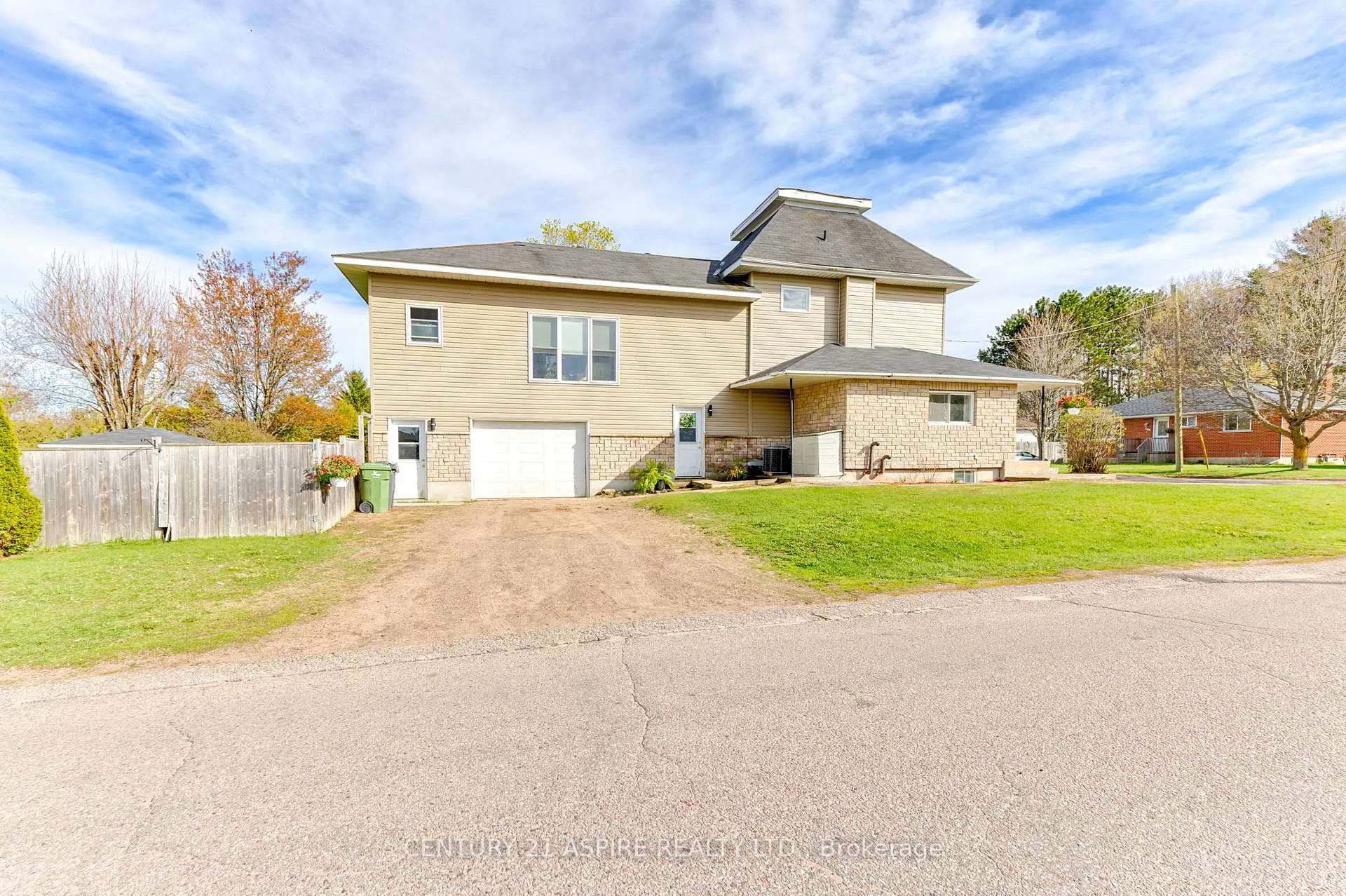 Photo 3 of 509 Roy Street E, Laurentian Valley — HOMEH