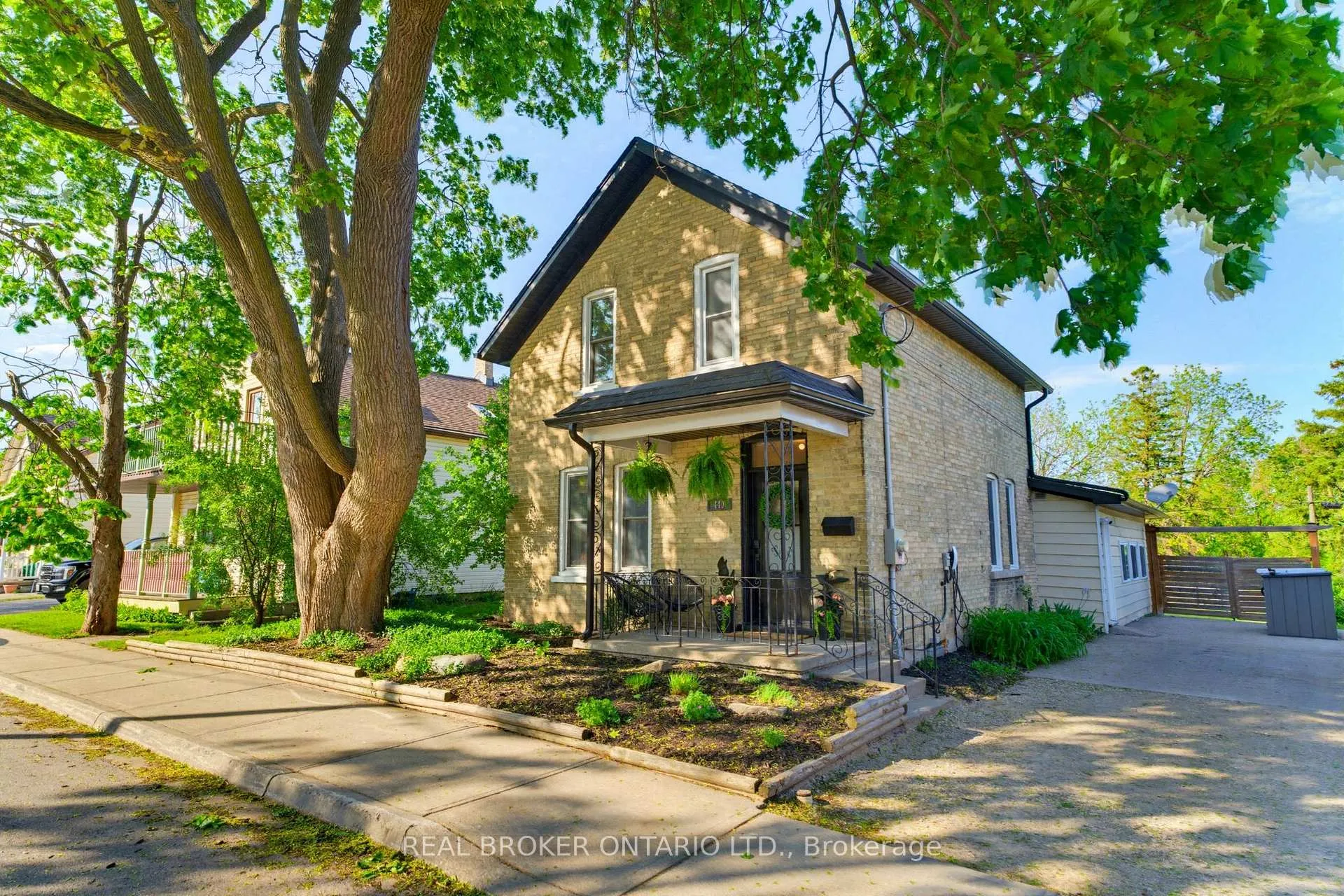 Front of 440 Duke Street W
