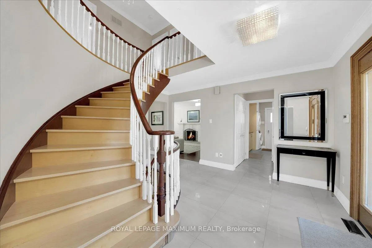 Photo 5 of 62 Montgomery Court, Markham, Buttonville — HOMEH