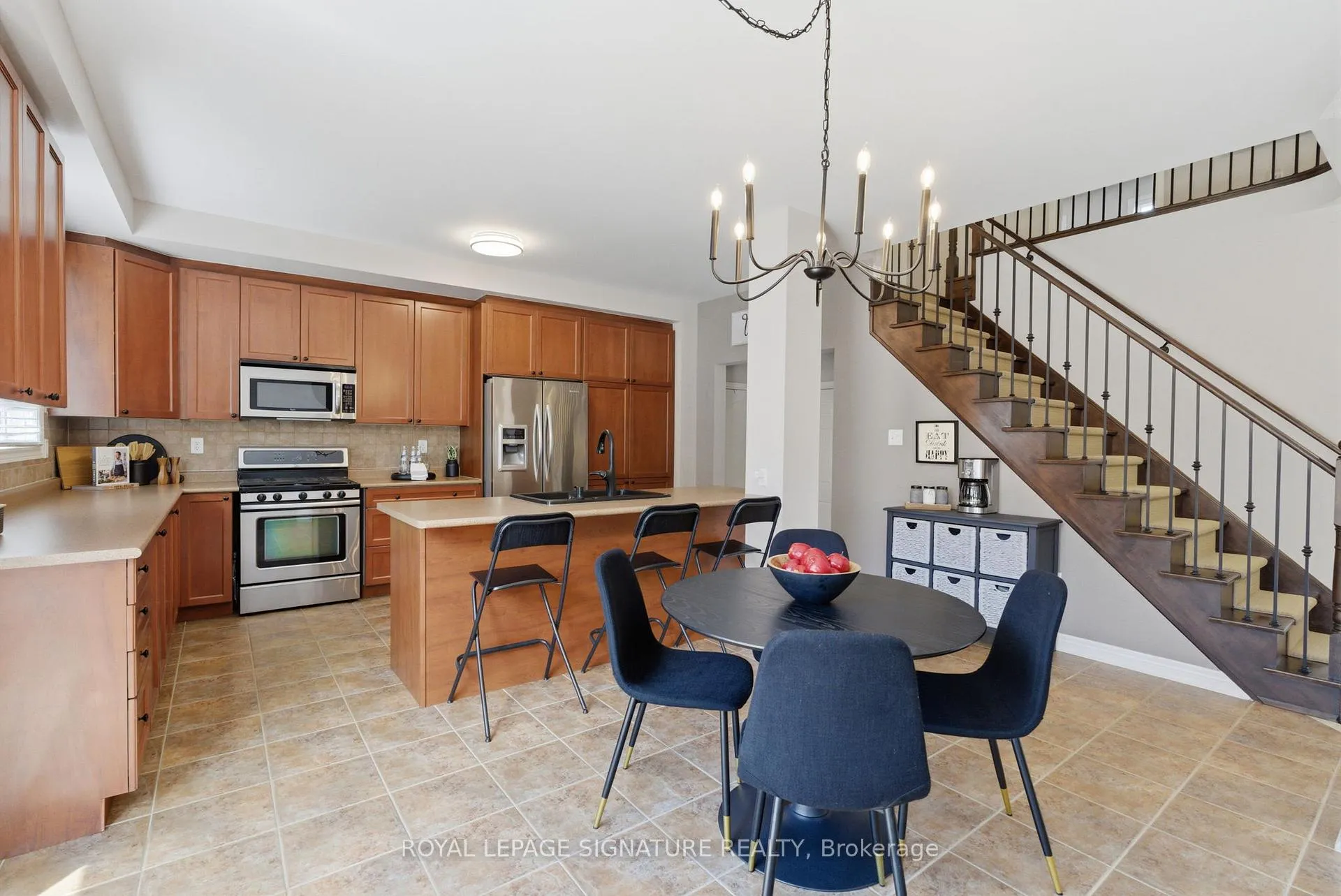 Photo 15 of 274 Montgomery Avenue, Whitby, Brooklin — HOMEH