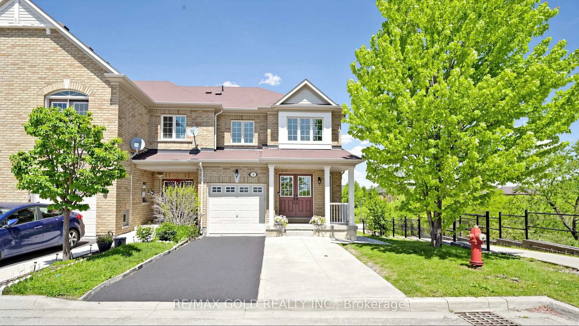 Photo 2 of 9 Edgewater Court, Brampton, Sandringham-Wellington — HOMEH