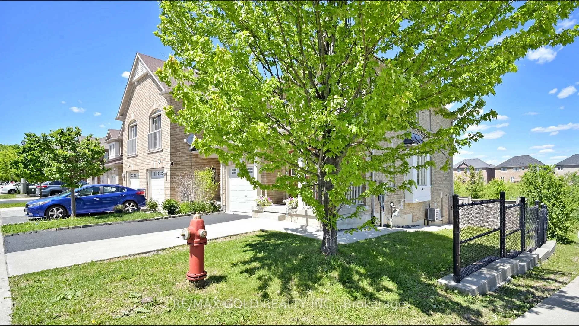 Photo 3 of 9 Edgewater Court, Brampton, Sandringham-Wellington — HOMEH