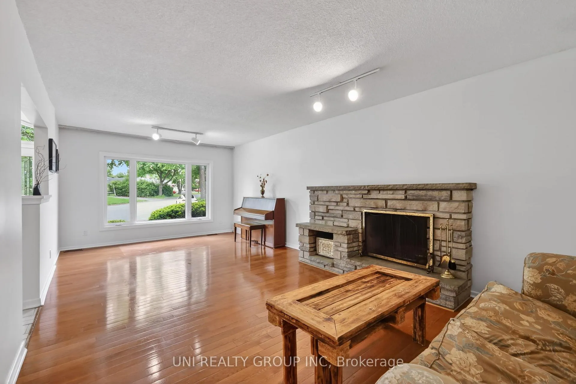 Photo 5 of 2554 Egan Road, Ottawa, Mooneys Bay/Riverside Park — HOMEH