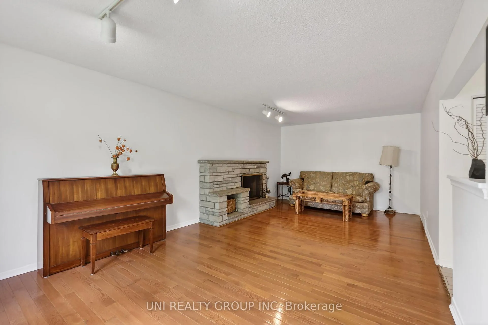 Photo 6 of 2554 Egan Road, Ottawa, Mooneys Bay/Riverside Park — HOMEH