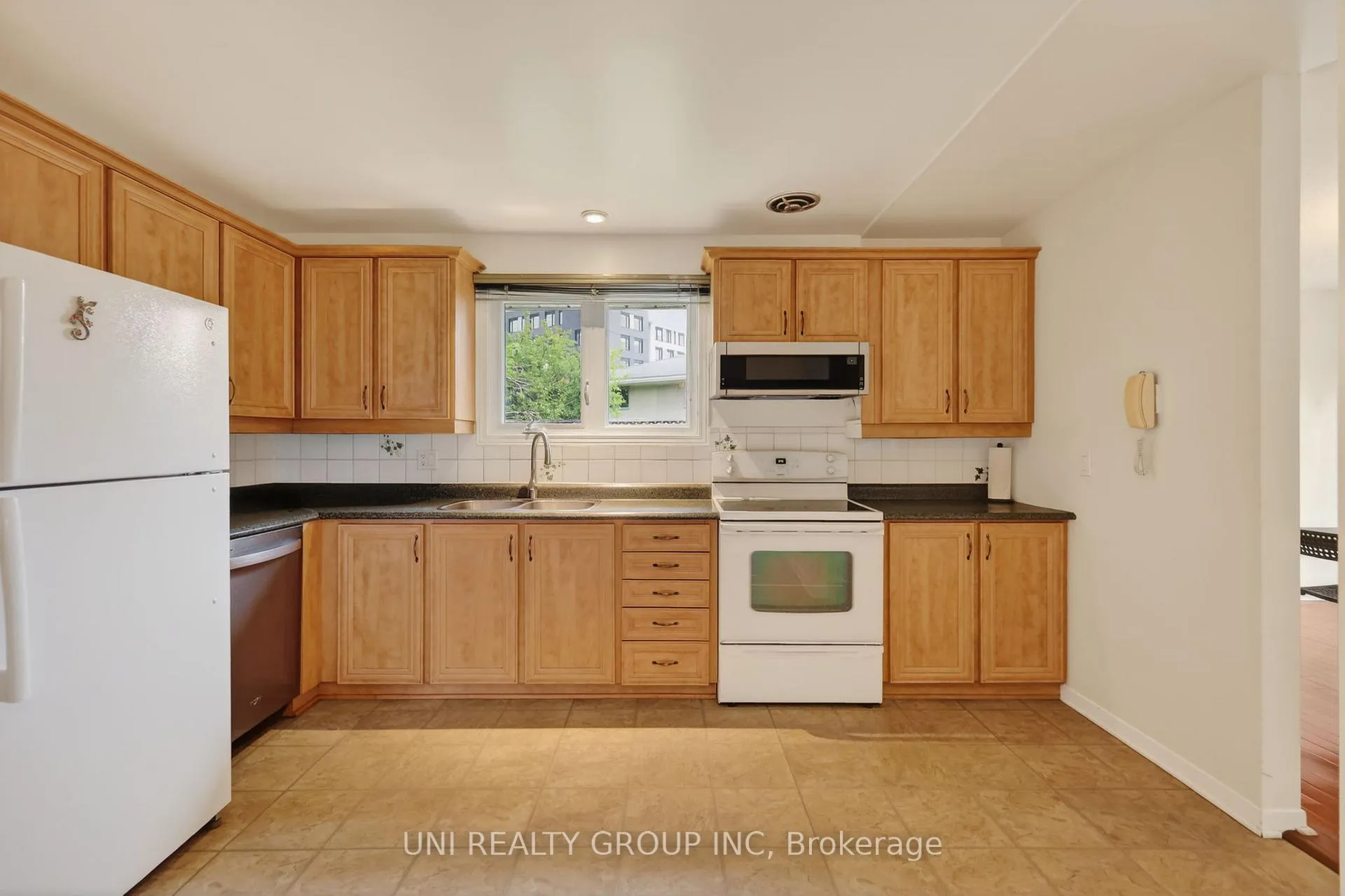 Photo 10 of 2554 Egan Road, Ottawa, Mooneys Bay/Riverside Park — HOMEH
