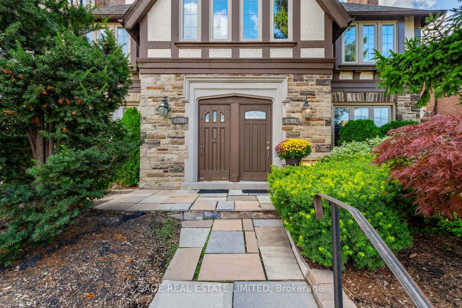 Front of 1208 Avenue Road