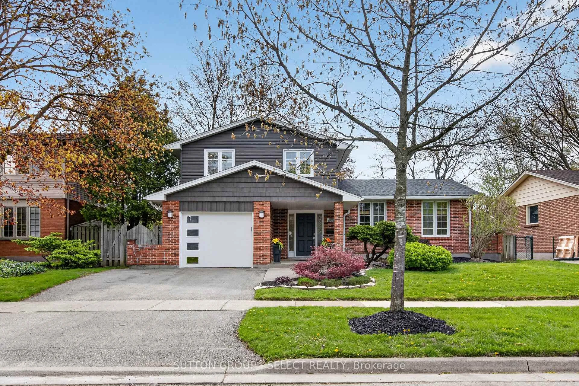 Front of 574 Cranbrook Road S