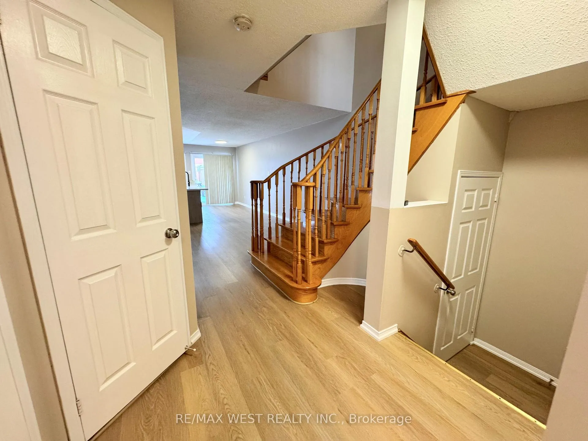 Photo 4 of 269 Pressed Brick Drive, Brampton, Brampton North — HOMEH
