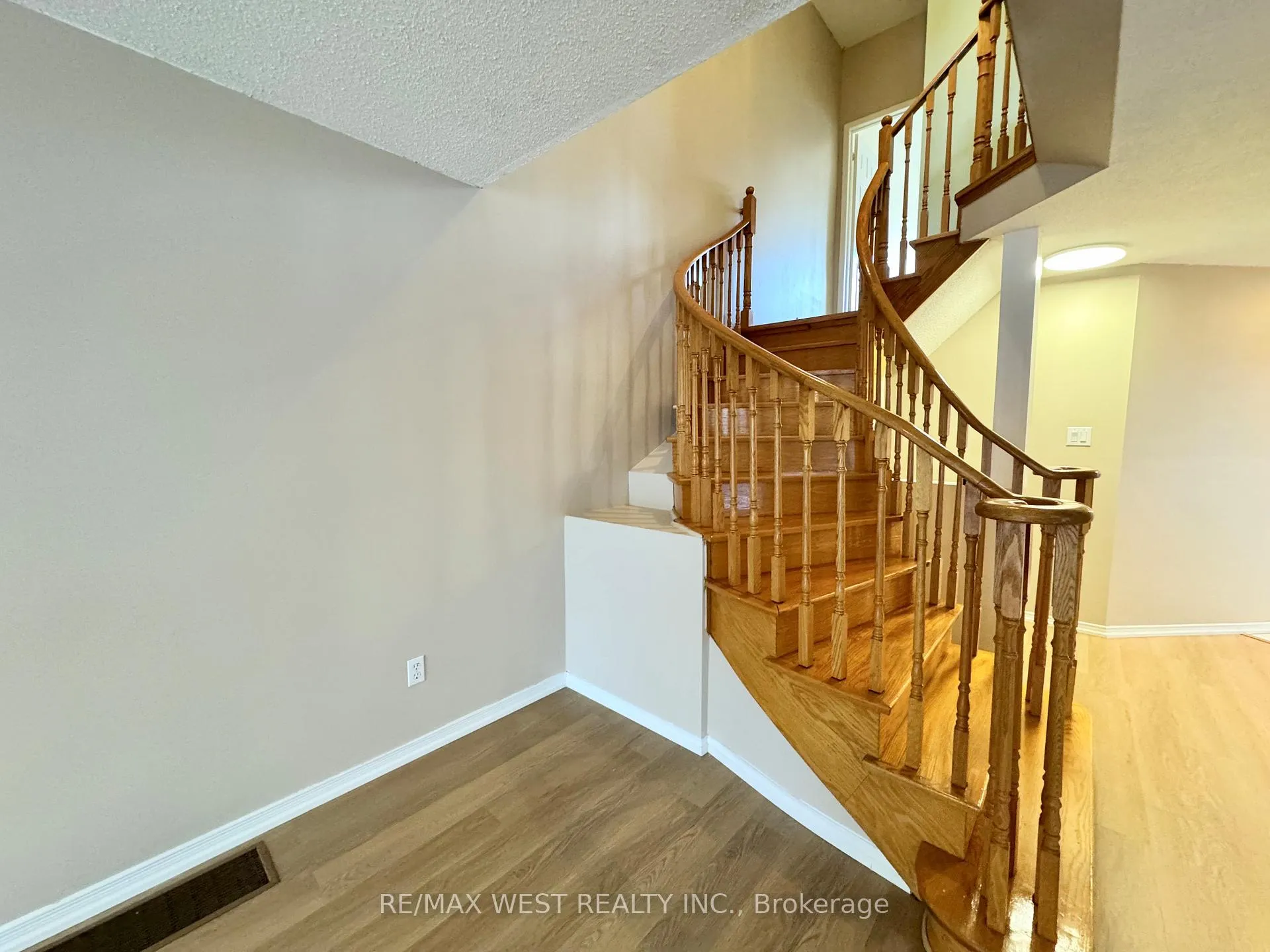 Photo 10 of 269 Pressed Brick Drive, Brampton, Brampton North — HOMEH