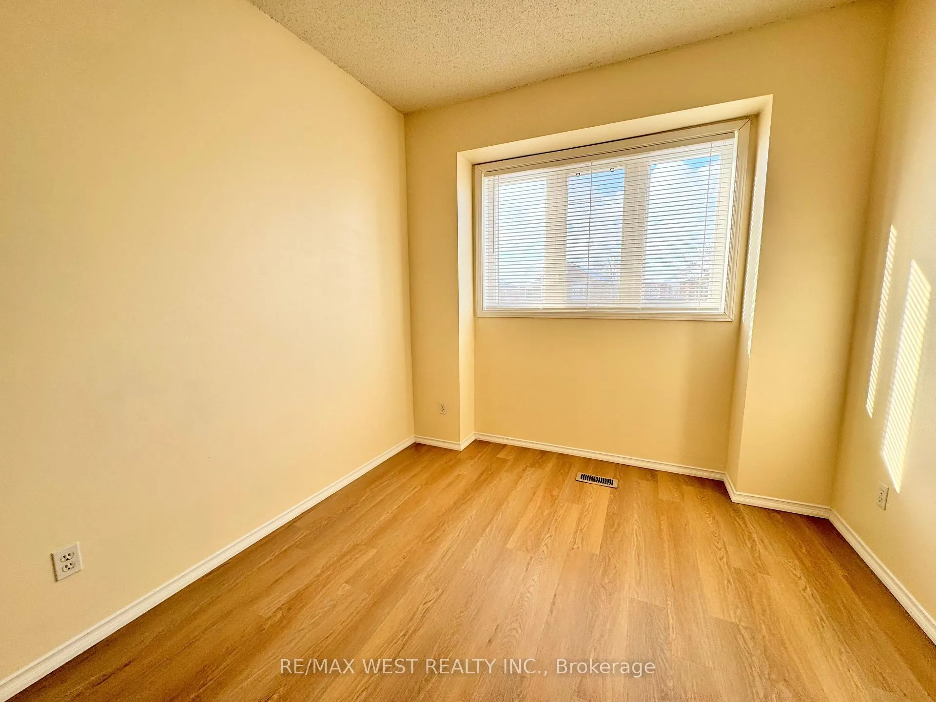 Photo 11 of 269 Pressed Brick Drive, Brampton, Brampton North — HOMEH