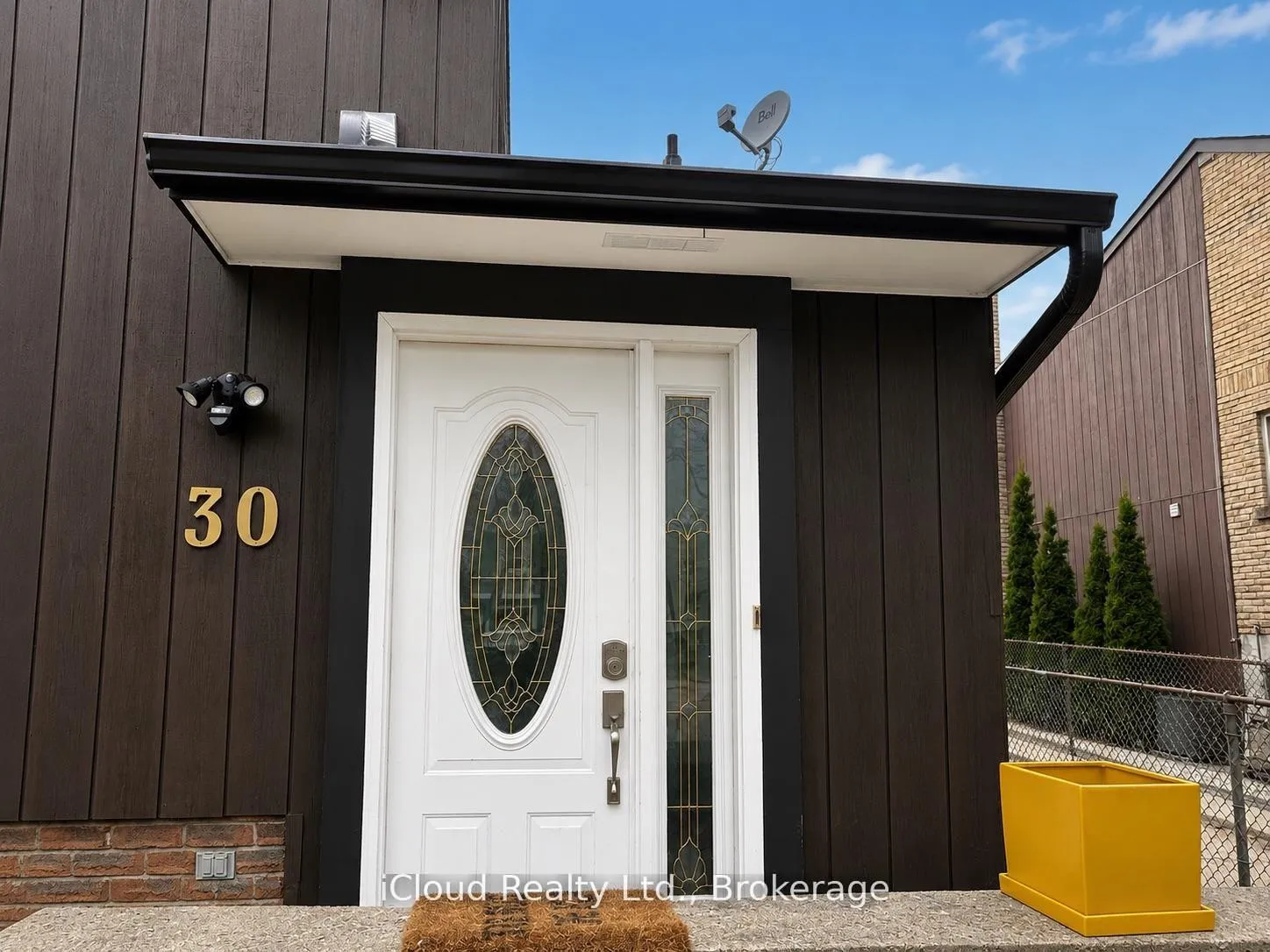 Photo 2 of 30 Salisbury Circle, Brampton, Brampton North — HOMEH