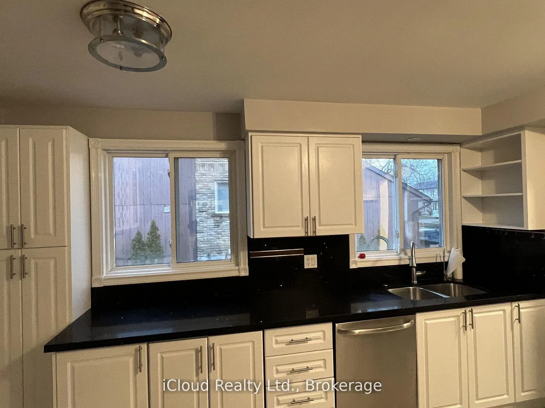 Photo 8 of 30 Salisbury Circle, Brampton, Brampton North — HOMEH