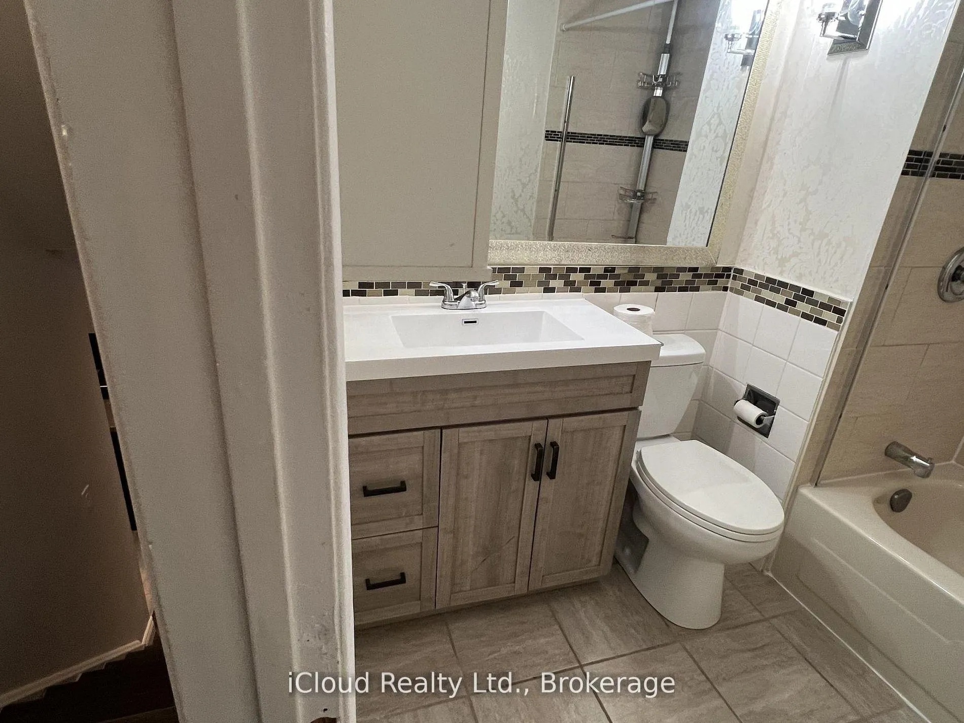 Photo 15 of 30 Salisbury Circle, Brampton, Brampton North — HOMEH