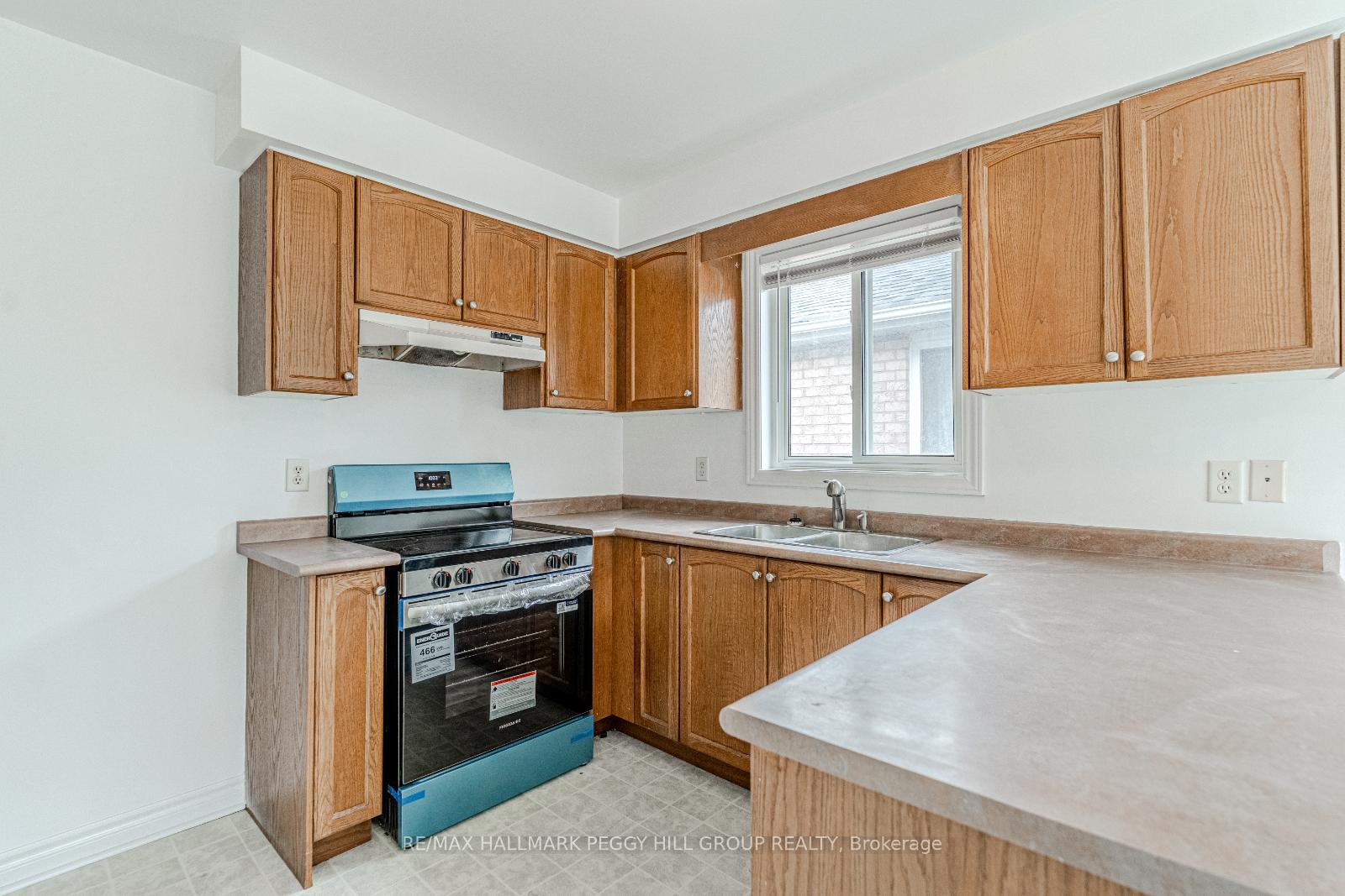 Photo 2 of Unit Upper Unit, 38 Reynolds Lane, Barrie, Edgehill Drive — HOMEH