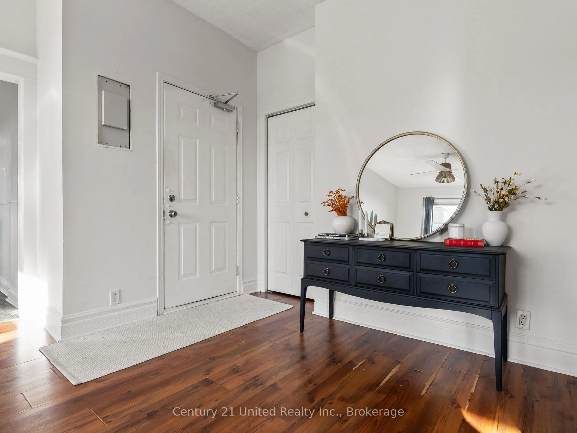 Photo 2 of Unit 1, 34 King Street W, Clarington, Bowmanville — HOMEH