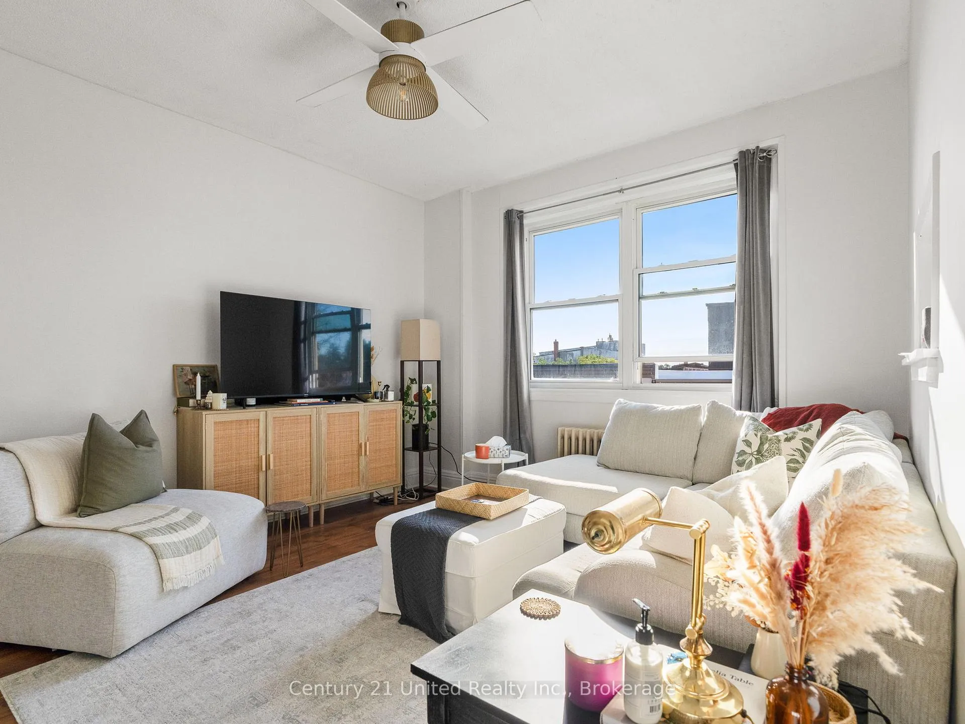 Photo 3 of Unit 1, 34 King Street W, Clarington, Bowmanville — HOMEH
