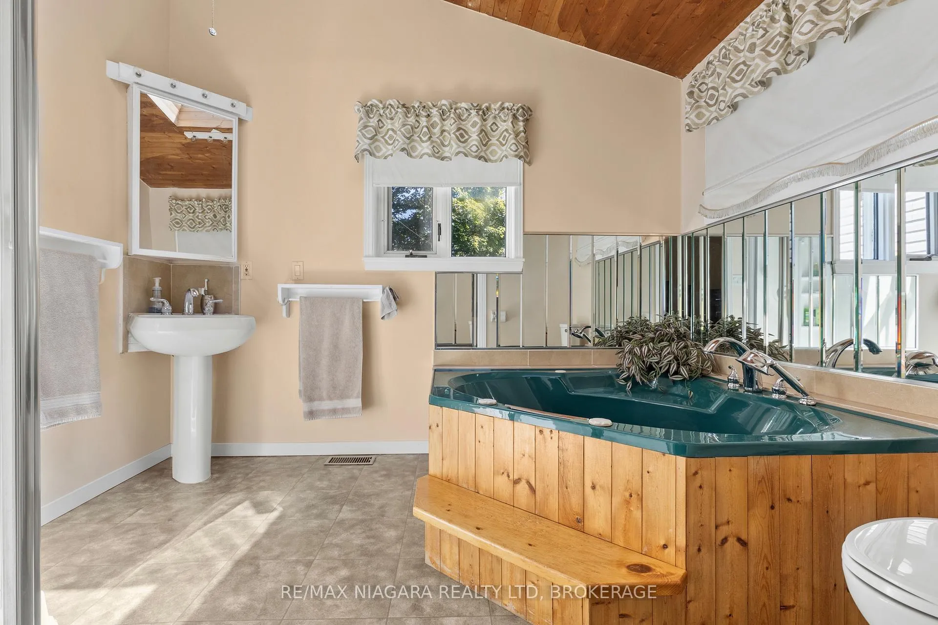 Photo 16 of 7931 Watson Street, Niagara Falls, Ascot — HOMEH