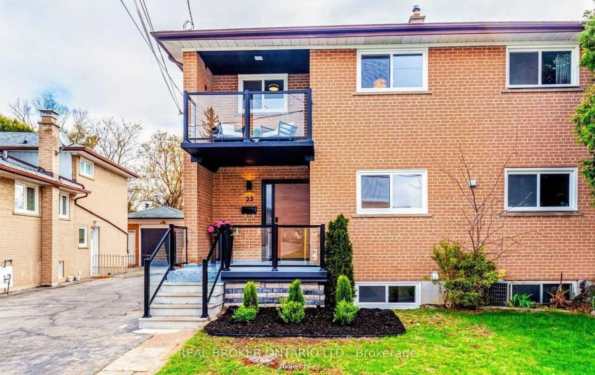 Front of Unit Lower, 25 Newlin Crescent